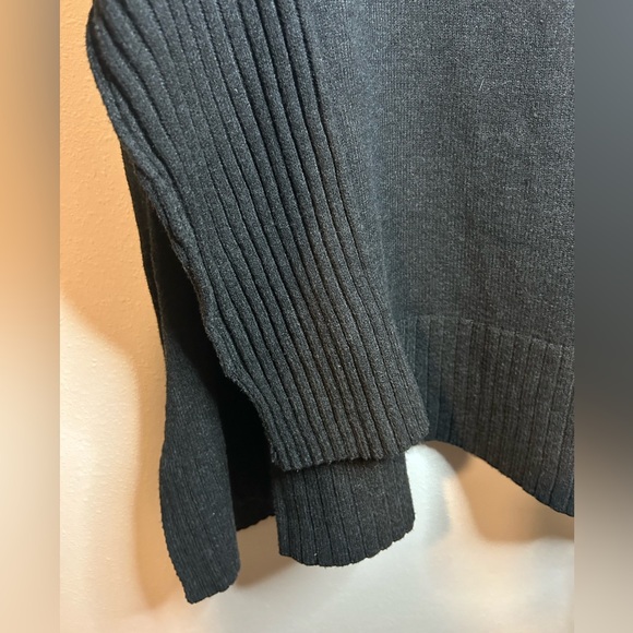 EUC FREE PEOPLE OVERSIZED V-NECK SWEATER IN CHARCOAL GREY. SIZE SMALL. - Picture 3 of 9